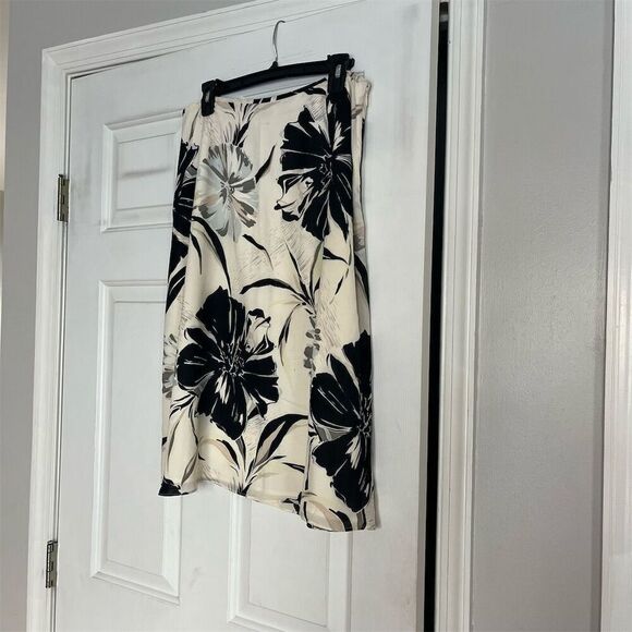 Talbots Silk A-Line Skirt Size 14 Black Floral Knee Length - Picture 3 of 6